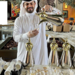 خدمة القهوة العربية مع التمر: تجربة تراثية أصيلة لضيافة مميزة