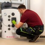 Equipo profesional especializado en la instalación de calderas Ariston en hogares de Barcelona