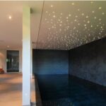 Harmaiden seinien läpi kuuluva hiljaisuus ja luovuus